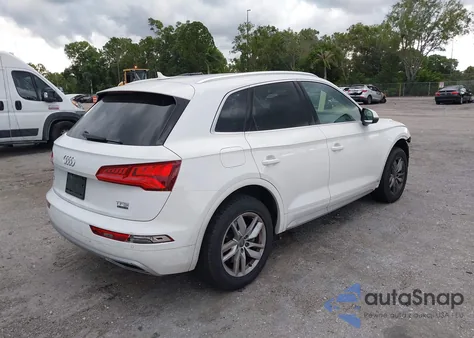 2018 Audi Q5 2.0T Premium/2.0T Tech Premium z USA, uszkodzony, nr VIN WA1ANAFY2J2205618
